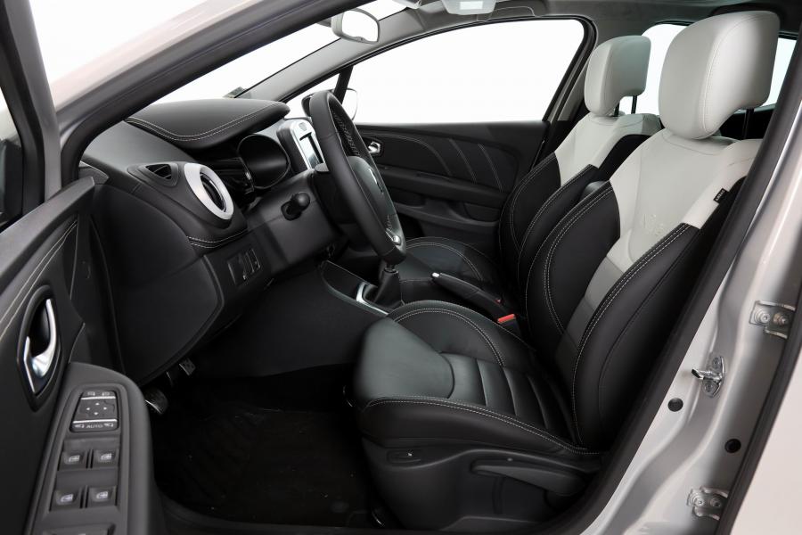 Интерьер Renault Clio Initiale Paris 2016 года  (WW) (фото 8 из 18)